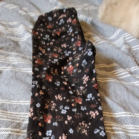 3/$25 Jules and Leopold floral skinny crops, size L - Picture 4 of 8